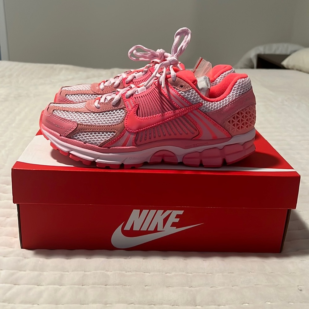 NIKE Vomero 5 “Barbie Hot Punch”